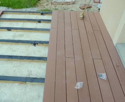 Faire poser une terrasse en bois composite vers Marseille Cassis Gémenos