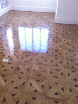 Rénovation d’un Parquet Ancien Vitrifié dans un Salon de Coiffure à Marseille par Parqueteur 13